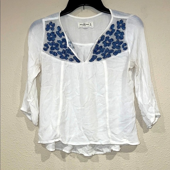 Abercrombie & Fitch White Embellished Blouse with Blue Embroidery boho style XS - Picture 1 of 5